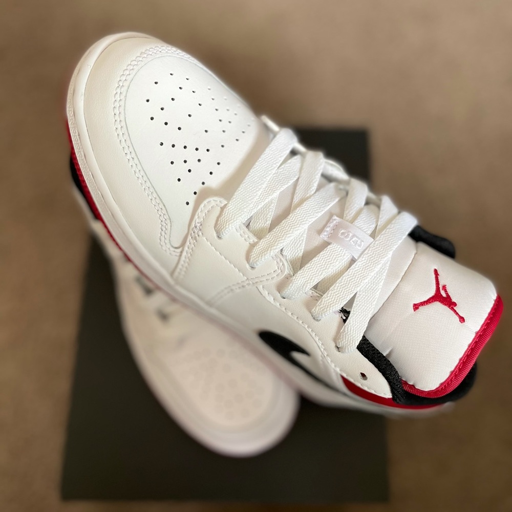 Air Jordan 1s Mid - Picture 3 of 8